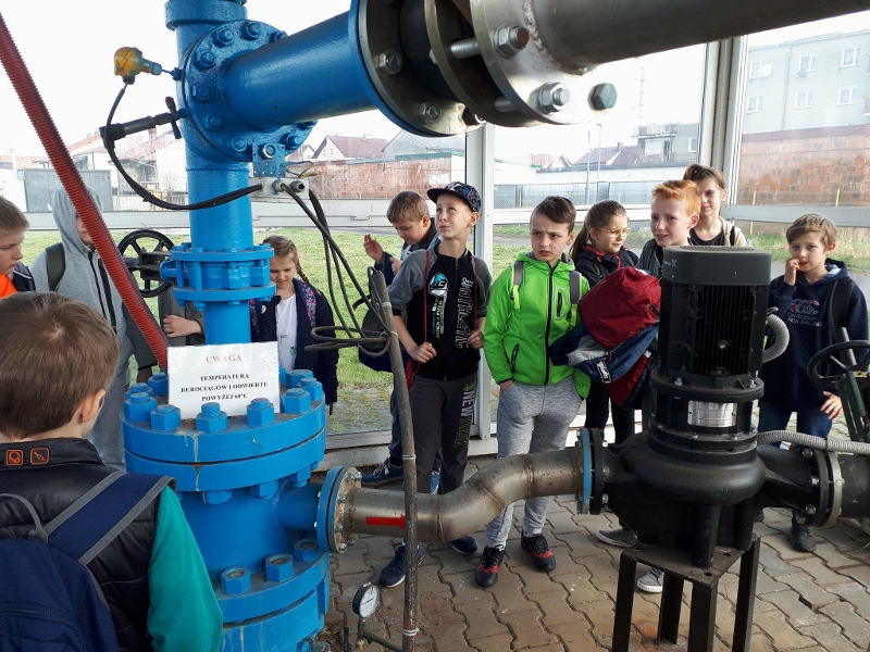 Uczniowie zwiedzają Geotermię w Uniejowie