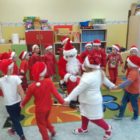 Zabawa przedszkolaków z Mikołajem