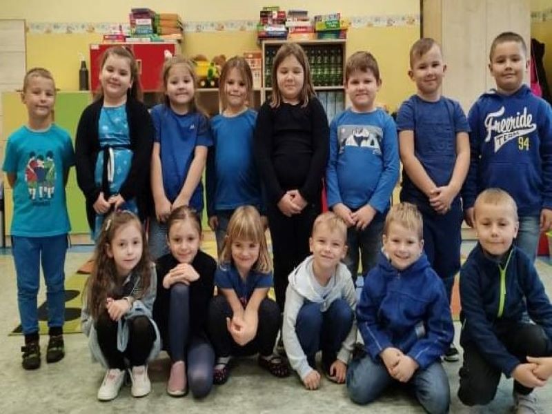 grupa uczniów ubrana na niebiesko
