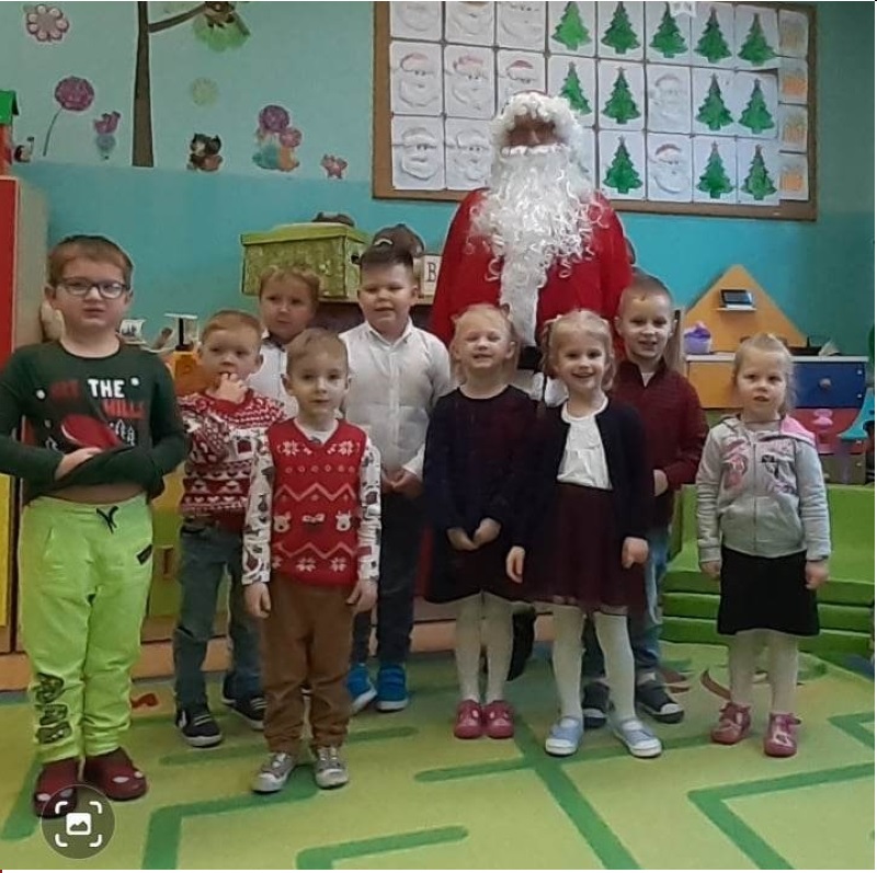 przedszkolaki z Mikołajem pozują do zdjęcia